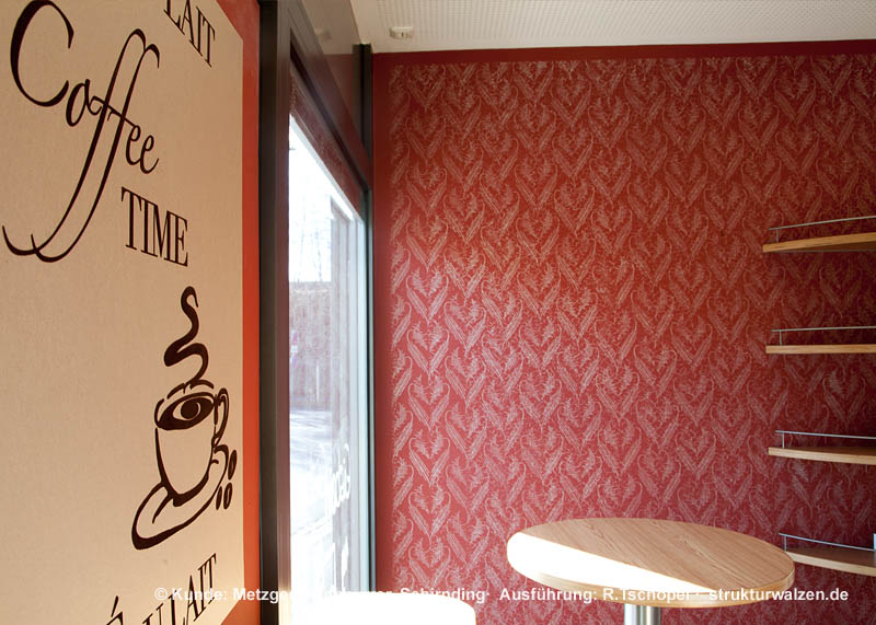 Coffee-Time mit roter Musterwalzenwand