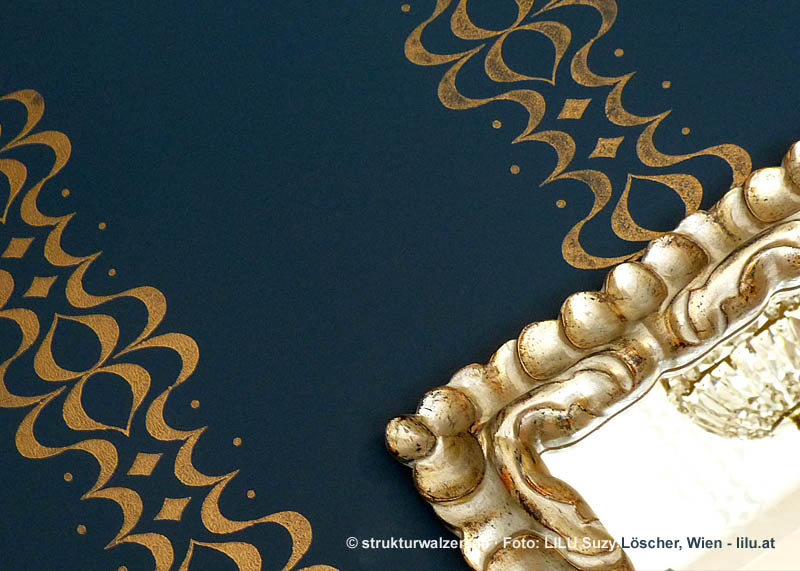 Dunkelblaue Wand mit Muster in Gold