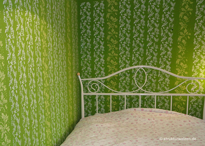 Grüne Wand mit gerollten Mustern
