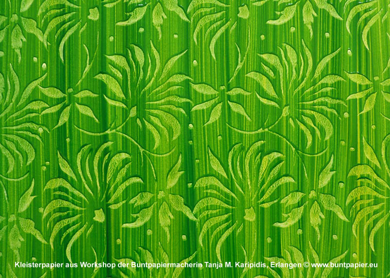 Kleisterpapier mit Blättern in Grün